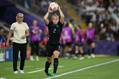 Lucy Bronze, bek kanan Timnas Wanita Inggris, sedang melakukan lemparan ke dalam di laga semifinal kontra Italia di Stade de Geneve, Italia, Rabu (23/7). Foto: Sebastien Bozon/AFP