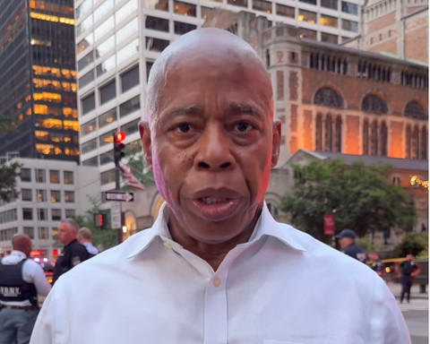 Wali Kota New York City Eric Adams bicara soal penembakan di Manhattan yang menewaskan polisi Didarul Islam, Senin (28/7/2025). Foto: Instagram/@nycmayor