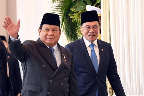 Presiden Prabowo Subianto (kiri) bersama Perdana Menteri Malaysia Anwar Ibrahim melambaikan tangan saat menerima kunjungan kenegaraan di Istana Merdeka, Jakarta, Selasa (29/7/2025). Foto: Galih Pradipta/ANTARA FOTO