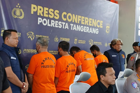 Polisi menunjukkan 4 tersangka kasus pemaksaan penumpang taksi online yang sedang membawa bayi untuk turun saat konpers di Polresta Tangerang, Selasa (29/7/2025). Foto: kumparan
