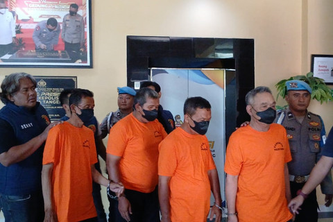 Polisi menunjukkan 4 tersangka kasus pemaksaan penumpang taksi online yang sedang membawa bayi untuk turun saat konpers di Polresta Tangerang, Selasa (29/7/2025). Foto: kumparan