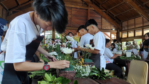 Siswa SLB Damai GMIM Tomohon, belajar merangkai bunga sebagai bagian dari pelatihan sertifikasi merangkai bunga yang diselenggarakan GenPI, PLN dan Asbindo Sulut.
