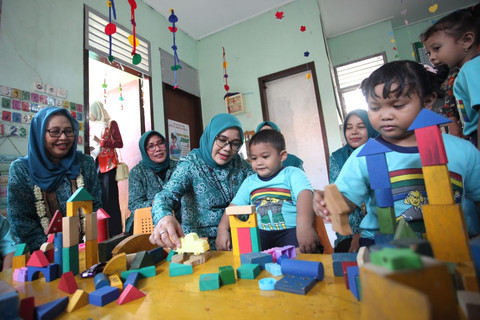 Tim PPK Surabaya saat mendampingi anak bermain. Foto: Diskominfo Surabaya 