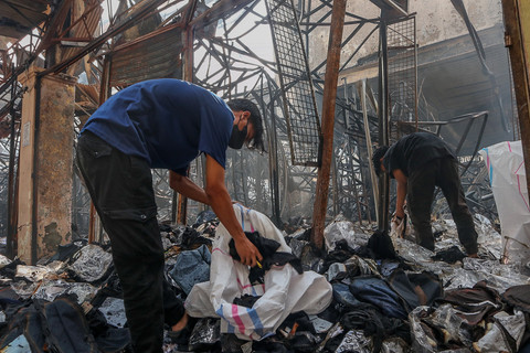 Pedagang memilah barang yang masih bisa diselamatkan usai terbakar di Pasar Taman Puring, Jakarta, Selasa (29/7/2025). Foto: Febria Adha Larasati/kumparan