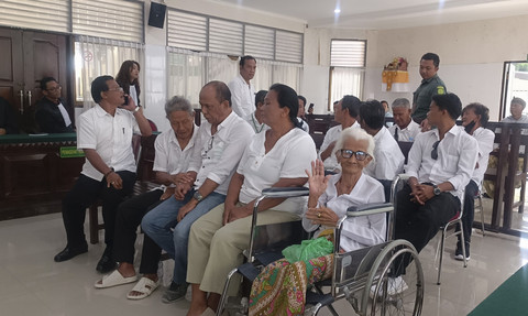 Ni Nyoman Reja bersama 16 anggota keluarganya menjadi terdakwa pemalsuan silsilah keluarga demi warisan saat menghadiri sidang tuntutan di PN Denpasar, Selasa (29/7/2025). Foto: Denita BR Matondang/kumparan