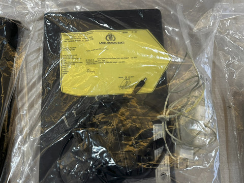 Barang bukti kasus kematian Arya Daru Diplomat Kementerian Luar Negeri di Polda Metro Jaya, Selasa (29/7/2025). Foto: Rayyan Farhansyah/kumparan