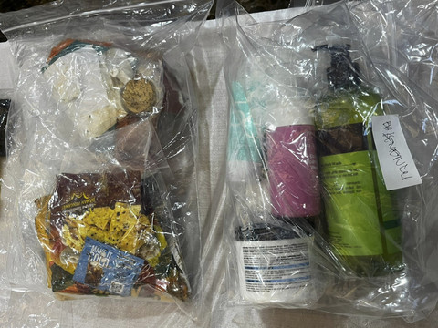 Barang bukti kasus kematian Arya Daru Diplomat Kementerian Luar Negeri di Polda Metro Jaya, Selasa (29/7/2025). Foto: Rayyan Farhansyah/kumparan