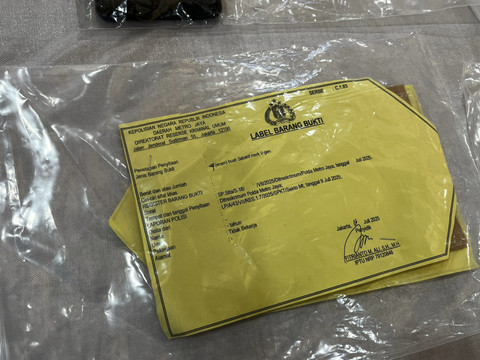 Barang bukti kasus kematian Arya Daru Diplomat Kementerian Luar Negeri di Polda Metro Jaya, Selasa (29/7/2025). Foto: Rayyan Farhansyah/kumparan
