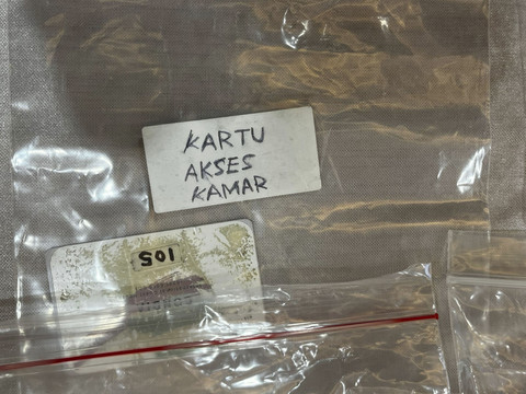Barang bukti kasus kematian Arya Daru Diplomat Kementerian Luar Negeri di Polda Metro Jaya, Selasa (29/7/2025). Foto: Rayyan Farhansyah/kumparan