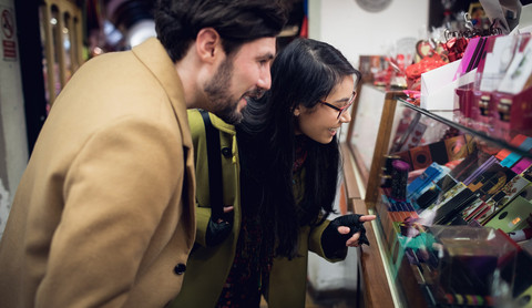 https://www.freepik.com/free-photo/couple-standing-gift-counter-supermarket_11229951.htm#fromView=search&page=1&position=0&uuid=21fe92fc-f3b0-4f62-83b4-b2596d6fdde5&query=people+look+at+product+at+mall 