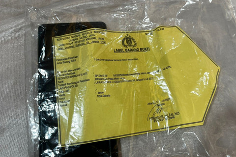 Handphone barang bukti kasus kematian Diplomat Arya Daru saat ditampilakan saat konpers di Polda Metro Jaya, Jakarta, Selasa (29/7/2025). Foto: Rayya...                    </div>

                    <div class=