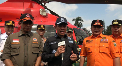 Menteri LH Hanif Faisol Nurofiq (tengah) bersama Kepala BNPB Letnan Jenderal TNI Suharyanto (kiri) didampingi Gubernur Sumsel Herman Deru dan Wakil Gubernur Sumsel Cik Ujang (kanan) seusai melaksanakan Apel Siaga dan Simulasi Penanganan Karhutla yang digelar di Griya Agung Palembang, Selasa (29/7/2025). Foto : Abdullah Toriq/Urban Id