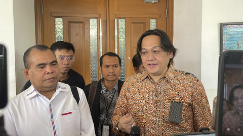 Eks Wakil Menteri Desa, PDTT, Paiman Raharjo (kiri), didampingi penasihat hukumnya, Farhat Abbas (kanan), usai sidang perdana gugatan perdata terkait fitnah ijazah palsu Joko Widodo di Pengadilan Negeri Jakarta Pusat, Selasa (29/7/2025). Foto: Fadhil Pramudya/kumparan