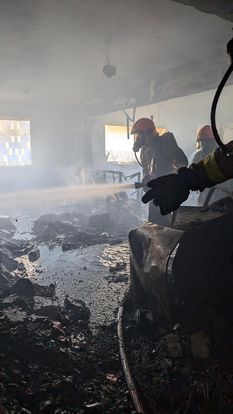 Pemadam kebakaran Singapura berhasil menjinakkan kebakaran yang menimpa sebuah apartemen, Selasa (29/7/2025). Foto: Dok Singapore Civil Defence Force