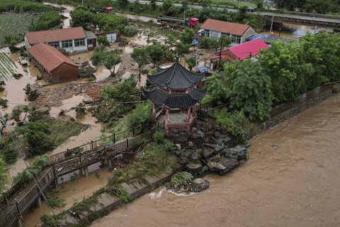 Foto udara suasana banjir usai hujan deras di Desa Xin'anzhuang, Miyun, Beijing, Selasa (29/7/2025). Foto: Jade Gao/AFP