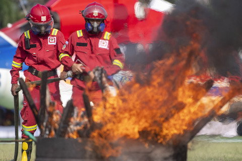 Personel Manggala Agni Daops Banyuasin melakukan simulasi pemadaman saat apel dan simulasi penanggulangan Kebakaran Hutan dan Lahan (Karhutla) di Sumatera Selatan di Griya Agung Palembang, Selasa (29/7/2025). Foto: Nova Wahyudi/ANTARA FOTO