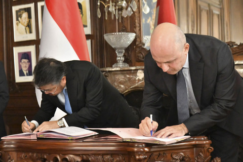 Pertamina New & Renewable Energy dan perusahaan energi asal Prancis, Verso Energy, menandatangani MoU untuk mempercepat pengembangan solusi energi bersih dan dekarbonisasi di Kedutaan Besar Republik Indonesia di Paris (22/7/2025). Foto: PNRE