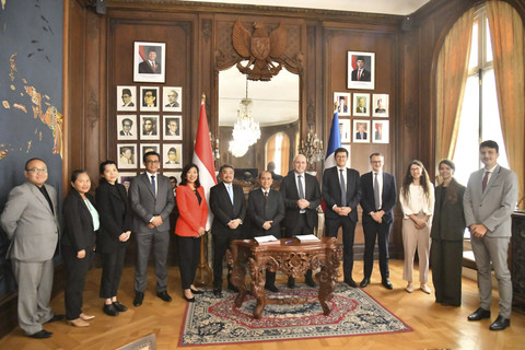 Pertamina New & Renewable Energy dan perusahaan energi asal Prancis, Verso Energy, menandatangani MoU untuk mempercepat pengembangan solusi energi bersih dan dekarbonisasi di Kedutaan Besar Republik Indonesia di Paris (22/7/2025). Foto: PNRE