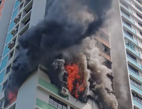 Kebakaran di lantai 10 flat di Singapura, Selasa (29/7/2025). Foto: Facebook/Chris Soh