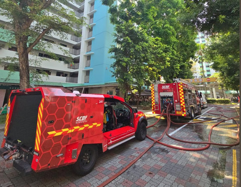 Petugas damkar menjinakkan kebakaran di Singapura, Selasa (29/7/2025). Foto: Pasukan Pertahanan Sipil Singapura