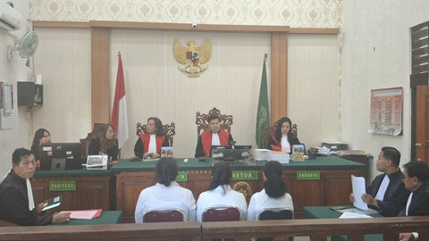 Suasana sidang perdana tiga perempuan pembunuhan pria tato di PN Denpasar, Selasa (29/7/2025). Foto: Denita BR Matondang/kumparan