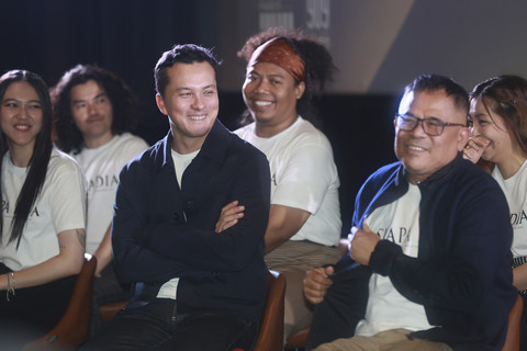 Aktor Nicholas Saputra bersama Garin Nugroho saat konferensi pers official poster film Siapa Dia di Grand Indonesia, Jakarta, Selasa, (29/7/2025). Foto: Agus Apriyanto