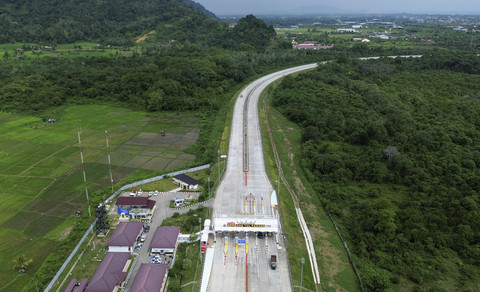 Sejumlah kendaraan melewati gerbang tol Padang - Sicincin di Nagari Kasang, Padang Pariaman, Sumatera Barat, Selasa (29/7/2025). Foto: Iggoy el Fitra/ANTARA FOTO