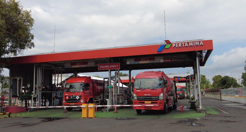 Mobil tangki BBM yang disiapkan Pertamina Patra Niaga Jatimbalinus untuk pasok BBM yang menipis karena Jalur Gumitri, Banyuwangi, ditutup 2 pekan, Selasa (29/7). Foto: Pertamina Patra Niaga