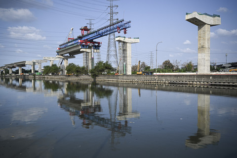 Suasana proyek pembangunan Jalan Tol Harbour Road II Ancol Timur-Pluit di Ancol, Jakarta, Selasa (29/7/2025). Foto: Fauzan/ANTARA FOTO
