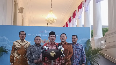 Presiden PKS Almuzzammil Yusuf beserta jajaran petinggi PKS menyampaikan keterangan pers di Istana Negara, Jakarta Pusat, Selasa (29/7/2025). Foto: Zamachsyari/kumparan