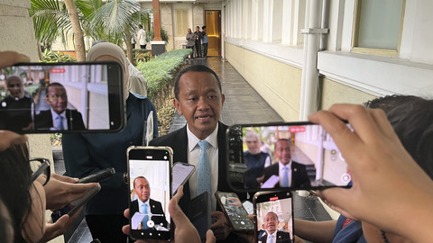 Menteri Energi dan Sumber Daya Mineral (ESDM) Bahlil Lahadalia saat ditemui di kantor Kementerian ESDM usai rapat perdana sosialisasi Peraturan Menteri (Permen) ESDM No 14 Tahun 2025, Selasa (29/7/2025). Foto: Fariza Rizky Ananda/kumparan