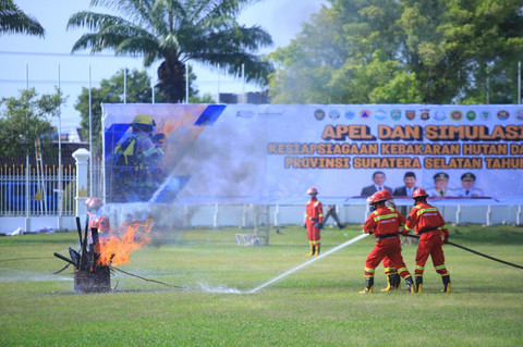 Personel Manggala Agni Daops Banyuasin melakukan simulasi pemadaman saat apel dan simulasi penanggulangan Kebakaran Hutan dan Lahan (Karhutla) di Sumsel di Griya Agung Palembang, Selasa (29/7/2025). Foto : Dok Humas Pemprov Sumsel
