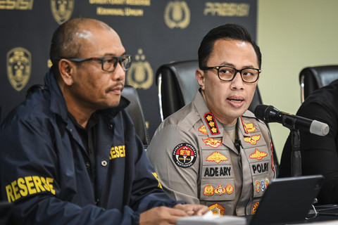 Kabid Humas PMJ Kombes Pol Ade Ary Syam bersama Dirreskrimum PMJ Kombes Pol Wira Satya menyampaikan keterangan saat konferensi pers pengungkapan kasus penemuan mayat diplomat Kemlu Arya Daru di Polda Metro Jaya, Jakarta, Selasa (29/7/2025). Foto: Sulthony Hasanuddin/ANTARA FOTO