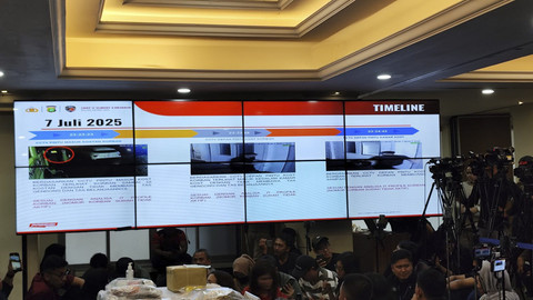 Rangkain rekaman CCTV Arya Daru sebelum ditemukan meninggal di kamar kosannya pada Selasa (29/7/2025). Foto: Rayyan Farhansyah/kumparan
