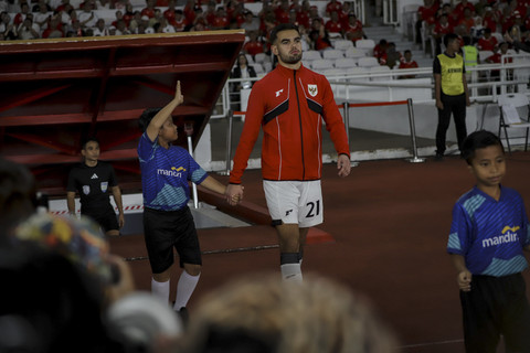 Pemain Timnas Indonesia U-23 Jens Raven berjalan masuk ke lapangan sebelum melawan Timnas Vietnam U-23 pada pertandingan final Piala AFF U-23 2025 di Stadion Utama Gelora Bung Karno (SUGBK), Senayan, Jakarta, Selasa (29/7/2025). Foto: Jamal Ramadhan/kumparan