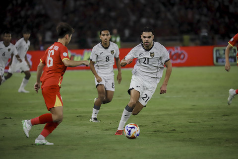 Pemain Timnas Indonesia U-23 Jens Raven berebut bola dengan pemain Timnas Vietnam U-23 Nhat Minh Nguyen pada pertandingan final Piala AFF U-23 2025 di Stadion Utama Gelora Bung Karno (SUGBK), Senayan, Jakarta, Selasa (29/7/2025). Foto: Jamal Ramadhan/kumparan