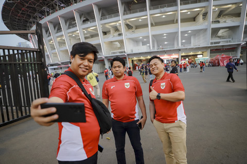 Suporter Timnas Indonesia U-23 berswafoto sebelum laga melawan Timnas Vie... </div>
<div class=