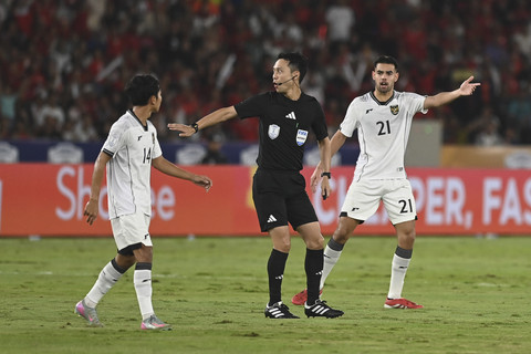 Wasit Takasaki Koji menghentikan pertandingan setelah terjadinya pelanggaran pada final Piala AFF U-23 2025 antara Timnas U-23 Indonesia melawan Timnas U-23 Vietnam di Stadion Utama Gelora Bung Karno (SUGBK), Senayan, Jakarta, Selasa (29/7/2025). Foto: Muhammad Adimaja/ANTARA FOTO