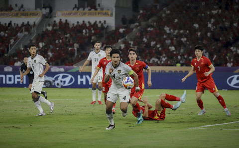 Pemain Timnas Indonesia U-23 Kadek Arel mengejar bola saat melawan Timnas Vietnam U-23 pada pertandingan final Piala AFF U-23 2025 di Stadion Utama Gelora Bung Karno (SUGBK), Senayan, Jakarta, Selasa (29/7/2025). Foto: Jamal Ramadhan/kumparan