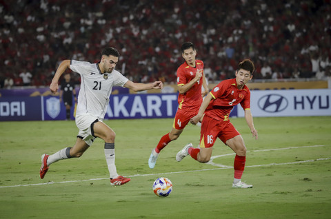 Pemain Timnas Indonesia U-23 Jens Raven berusaha melewati pemain Timnas Vietnam U-23 Nhat Minh Nguyen pada pertandingan final Piala AFF U-23 2025 di Stadion Utama Gelora Bung Karno (SUGBK), Senayan, Jakarta, Selasa (29/7/2025). Foto: Jamal Ramadhan/kumparan