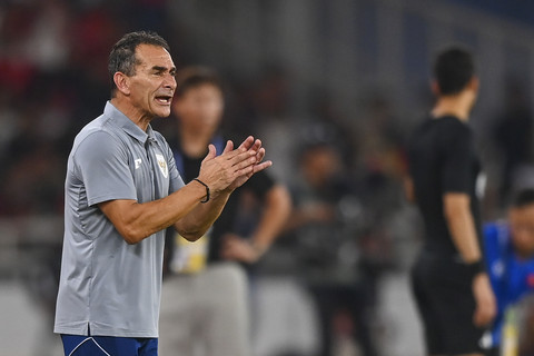 Pelatih kepala Timnas Indonesia U-23 Gerald Vanenburg memberikan instruksi kepada pemainnya saat melawan Timnas Vietnam U-23 pada pertandingan final Piala AFF U-23 2025 di Stadion Utama Gelora Bung Karno (SUGBK), Senayan, Jakarta, Selasa (29/7/2025). Foto: Dhemas Reviyanto/ANTARA FOTO