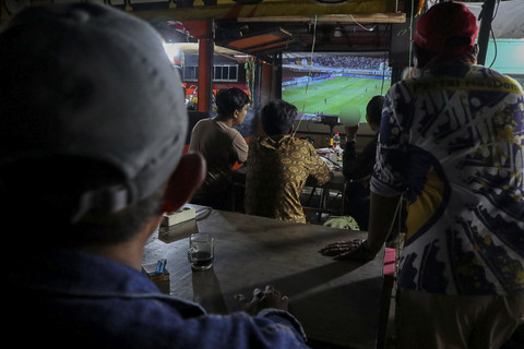 Sejumlah warga menyaksikan pertandingan final Piala AFF U-23 2025 antara Timnas Indonesia melawan Vietnam di Cengkareng, Jakarta, Selasa (29/7/2025). Foto: Febria Adha Larasati/kumparan