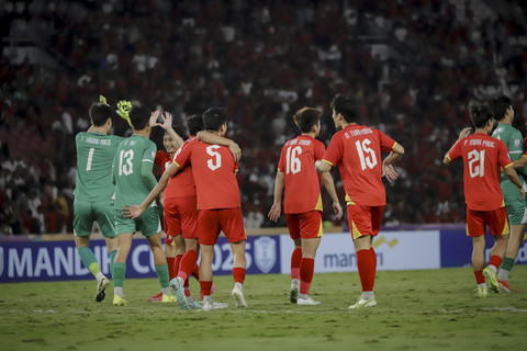 Sejumlah pemain Timnas Vietnam U-23 berselebrasi usai mengalahkan Timnas Indonesia U-23 pada pertandingan final Piala AFF U-23 2025 di Stadion Utama Gelora Bung Karno (SUGBK), Senayan, Jakarta, Selasa (29/7/2025). Foto: Jamal Ramadhan/kumparan
