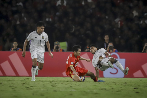 Pemain Timnas Indonesia U-23 Frenky Missa terjatuh usai dilanggar pemain Timnas Vietnam U-23 Anh Quan Vo pada pertanding... </div>
<div class=