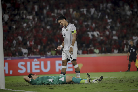Pemain Timnas Indonesia U-23 Kadek Arel berbincang dengan kiper Timnas Vietnam U-23 Trung Kien Tran usai terjatuh pada pertandingan final Piala AFF U-23 2025 di Stadion Utama Gelora Bung Karno (SUGBK), Senayan, Jakarta, Selasa (29/7/2025). Foto: Jamal Ramadhan/kumparan