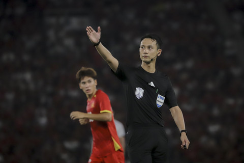 Wasit Takasaki Koji memberikan arahan saat laga final Piala AFF U-23 2025 antara Timnas U-23 Indonesia melawan Timnas U-23 Vietna... </div>
<div class=