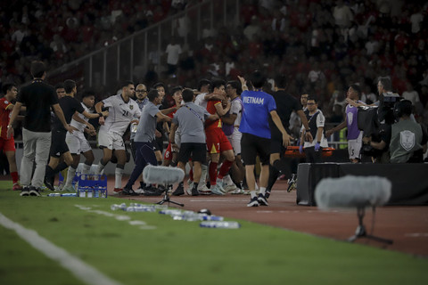 Pemain dan ofisial Timnas Indonesia U-23 terlibat keributan dengan pemain serta ofisial Timnas Vietnam U-23 pada pertandingan final Piala AFF U-23 2025 di Stadion Utama Gelora Bung Karno (SUGBK), Senayan, Jakarta, Selasa (29/7/2025). Foto: Jamal Ramadhan/kumparan