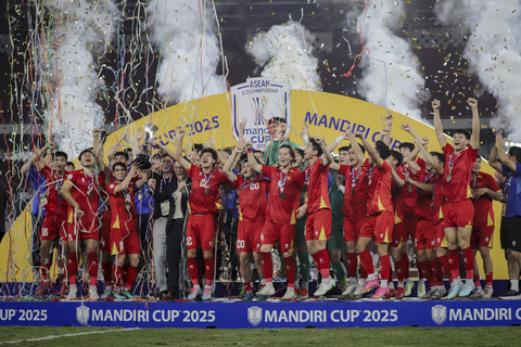 Sejumlah pemain dan tim pelatih Timnas Vietnam U-23 berselebrasi usai meraih juara Piala AFF U23 2025 di Stadion Utama Gelora Bung Karno (SUGBK), Senayan, Jakarta, Selasa (29/7/2025). Foto: Jamal Ramadhan/kumparan