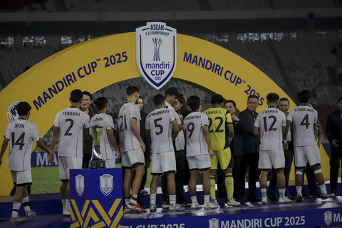 Sejumlah pemain Timnas Indonesia U-23 menerima medali usai pertandingan melawan Timnas Vietnam U-23 pada final Piala AFF U-23 2025 di Stadion Utama Gelora Bung Karno (SUGBK), Senayan, Jakarta, Selasa (29/7/2025). Foto: Jamal Ramadhan/kumparan
