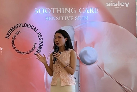 Trainer Sisley Indonesia, Eugenia, di peluncuran Sisley Soothing Care Sensitive Skin di Peacock Lounge, Hotel Fairmont Jakarta, Selasa (29/7/2025). Foto: Judith Aura/kumparan